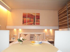 Tweepersoonskamer | Een bureau, gratis babybedden, extra bedden, gratis wifi