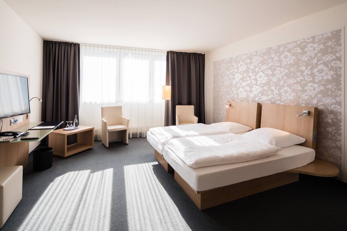 hypo-allergenic bedding, desk, soundproofing, free wifi