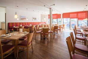 Sarapan bufet setiap hari (EUR 10 seorang)