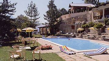 Piscine extérieure (ouverte en saison), parasols de plage