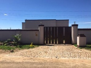 Exterior - Malo O Dalisidwa (Harare)