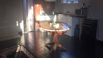 Refrigerador y cafetera y tetera