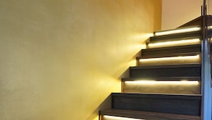 A staircase with wooden steps and integrated lighting. - B&B Il Melograno (Formigine)