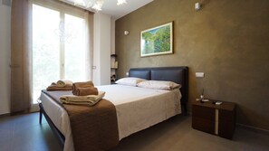 Tweepersoonskamer, privébadkamer | 1 slaapkamer, een bureau, geluiddichte muren, extra bedden