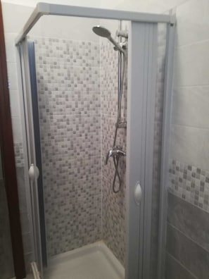 Triple Room, Private Bathroom | Bathroom shower