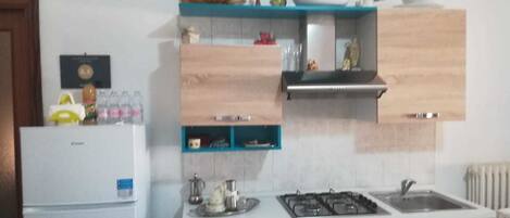 Kylskåp och kaffe- och tebryggare