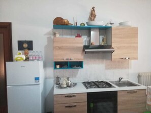 Kühlschrank, Wasserkocher mit Kaffee-/Teezubehör