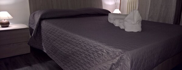 Schreibtisch, Zustellbetten, kostenloses WLAN, Bettwäsche