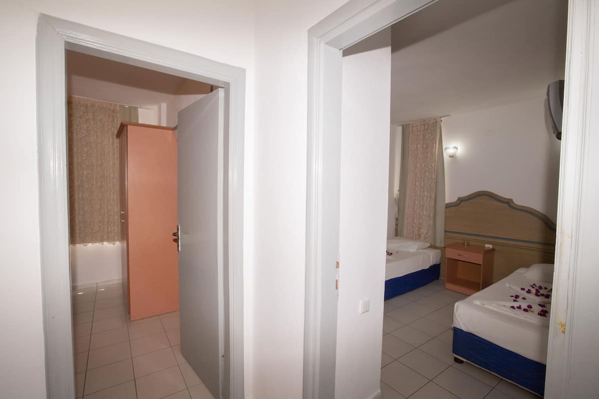 Family Room | 1 bedroom, minibar, desk, blackout drapes