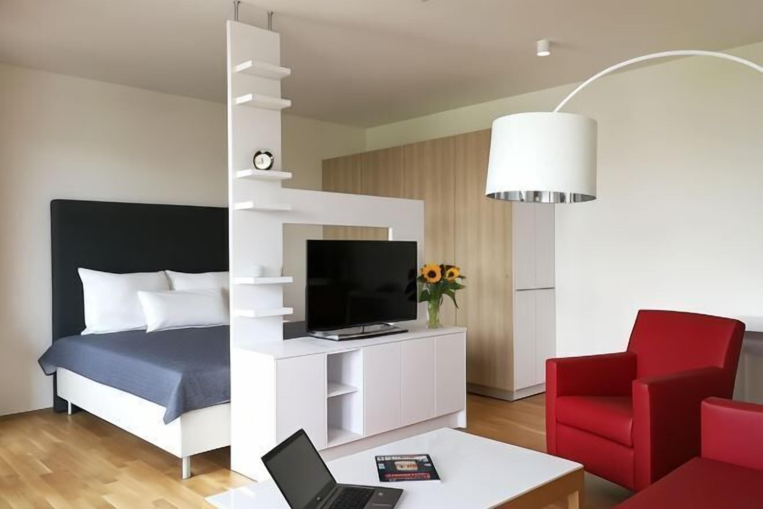 防过敏的被褥、客房内保险箱、办公桌、遮光窗帘