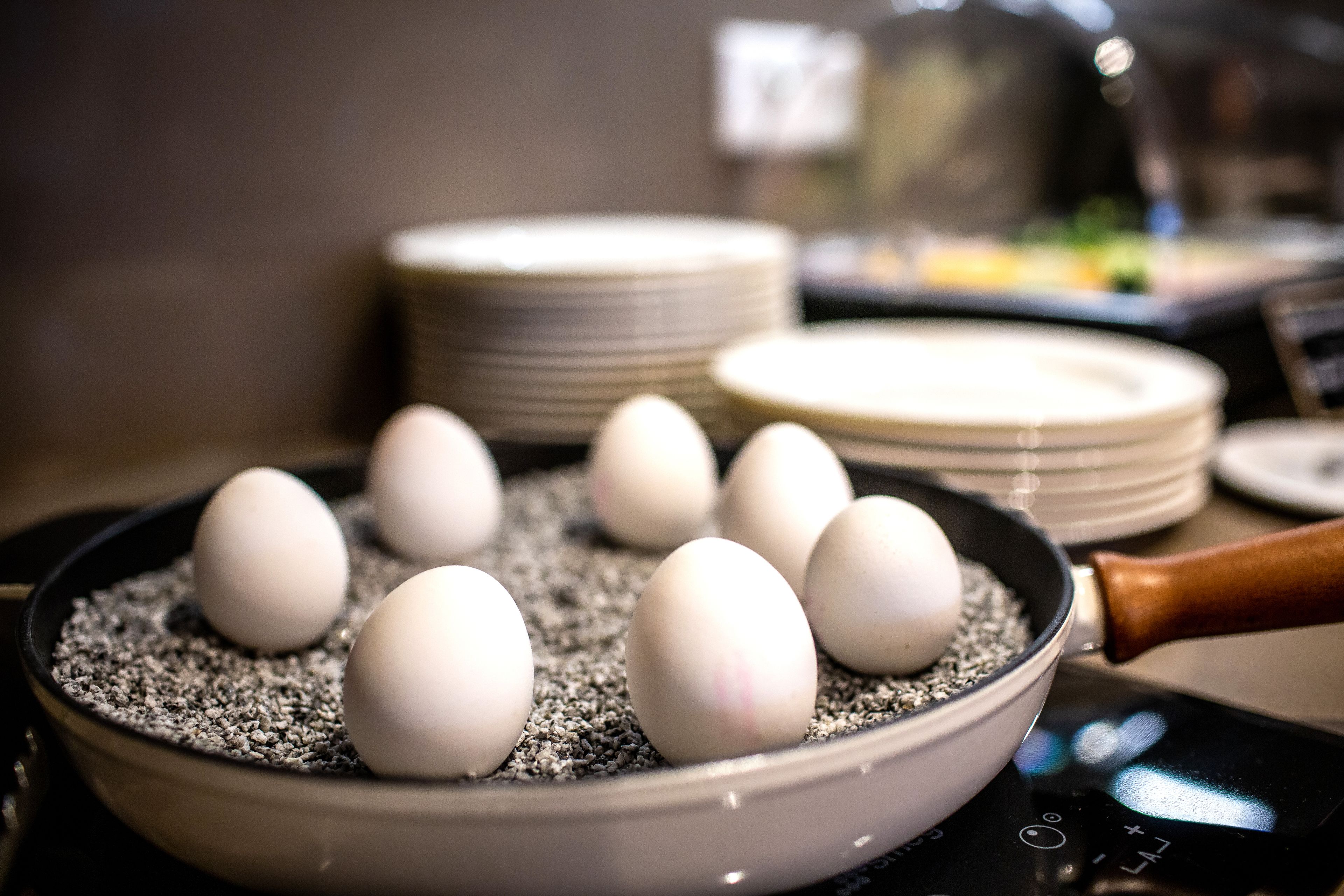 Una sartén con huevos sobre una hornilla.