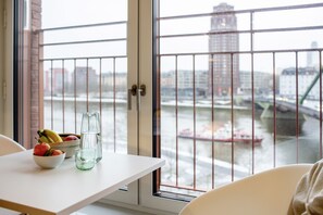 Comfort-Studio, Flussblick (Single, 140 cm breites Bett) | Water view - THE FLAG Oskar M. (Frankfurt)