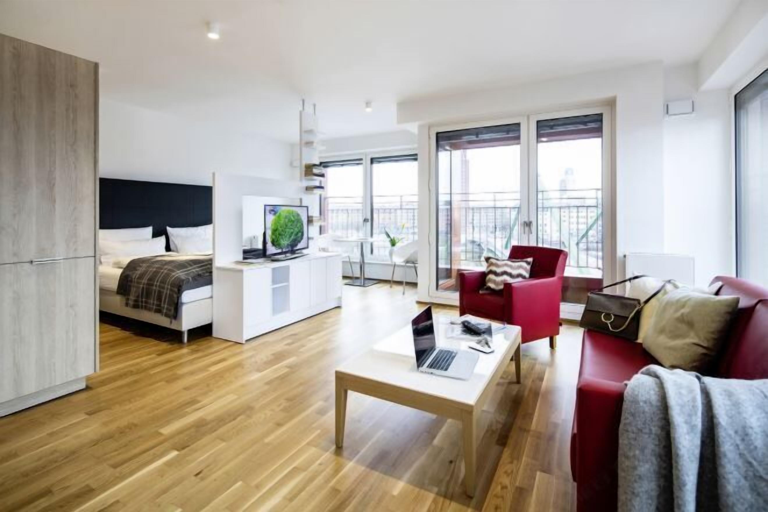 防过敏的被褥、客房内保险箱、办公桌、遮光窗帘