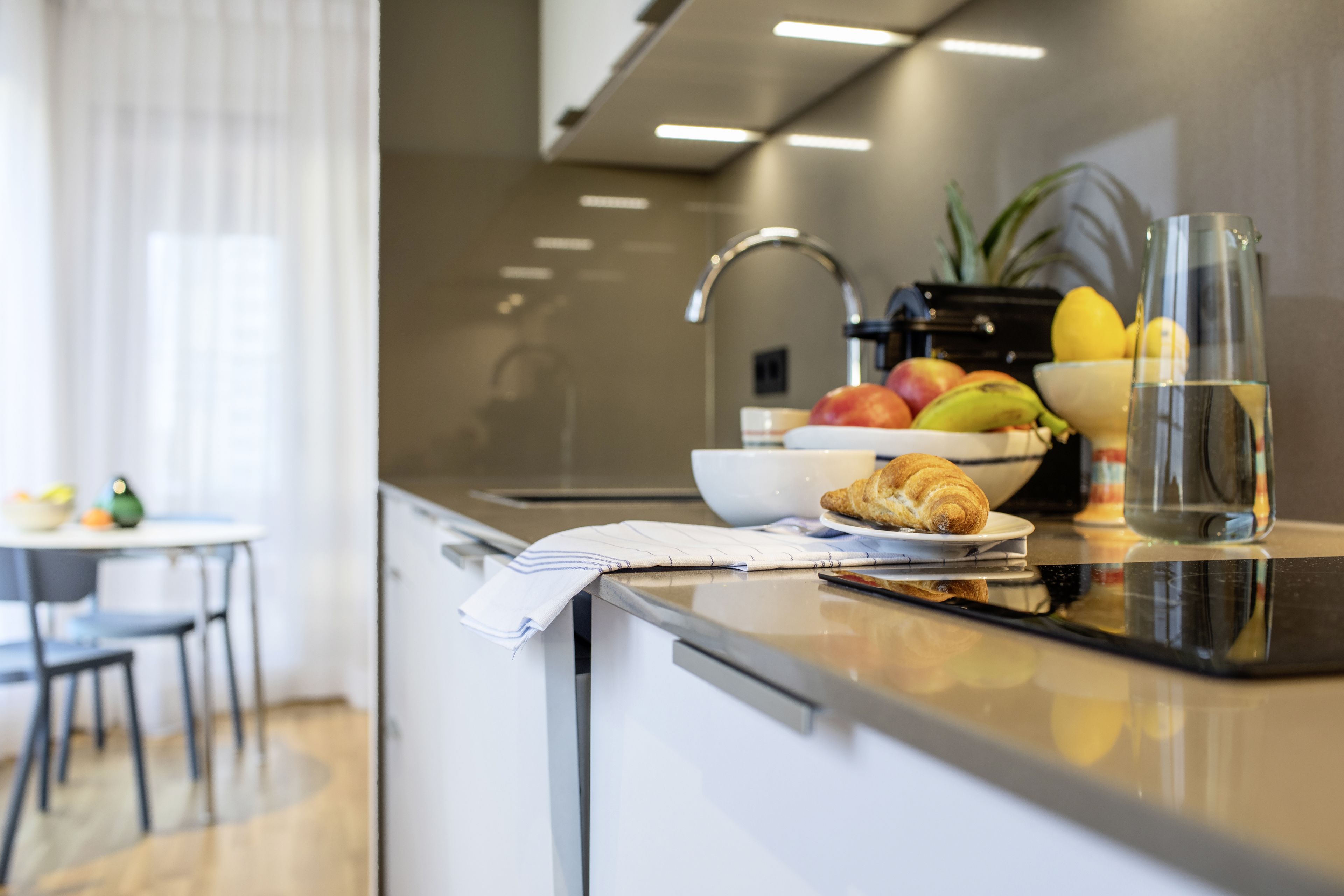 Studio Eksekutif (Business Double) | Dapur pribadi | Lemari es besar, microwave, oven, dan kompor