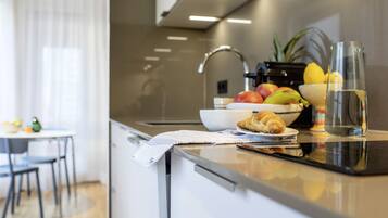 Studio Eksekutif (Business Double) | Dapur pribadi | Lemari es besar, microwave, oven, dan kompor