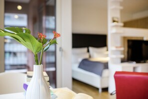 Hypo-allergenic bedding, in-room safe, desk, blackout drapes - THE FLAG Oskar M. (Frankfurt)