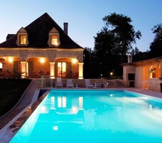 Una piscina al aire libre de temporada