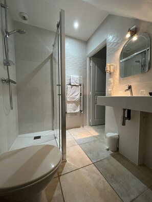 Standard Double Room | Bathroom | Free toiletries, hair dryer, towels - Hôtel Bon Encontre (Sarlat-la-Canéda)