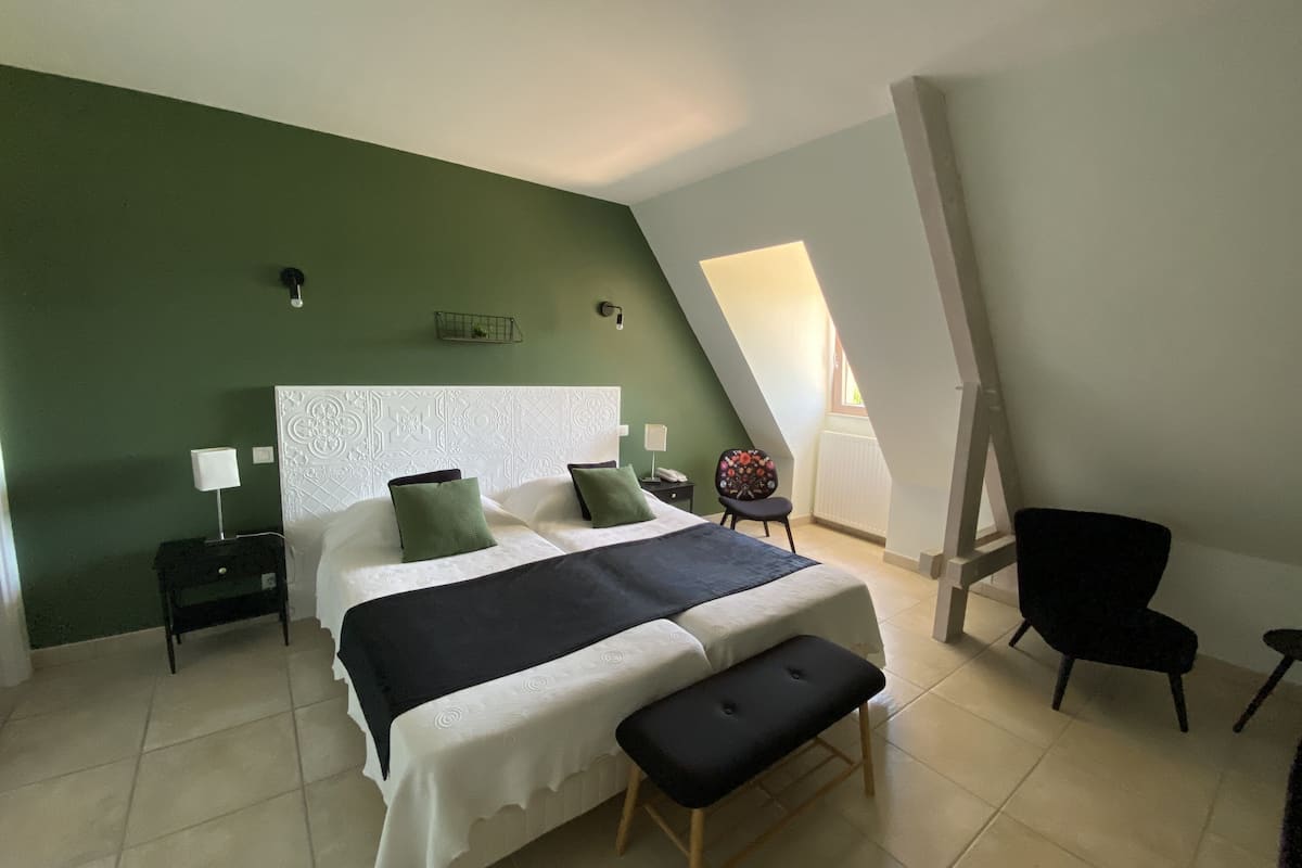 standard twin room | minibar, in-room safe, desk, soundproofing
