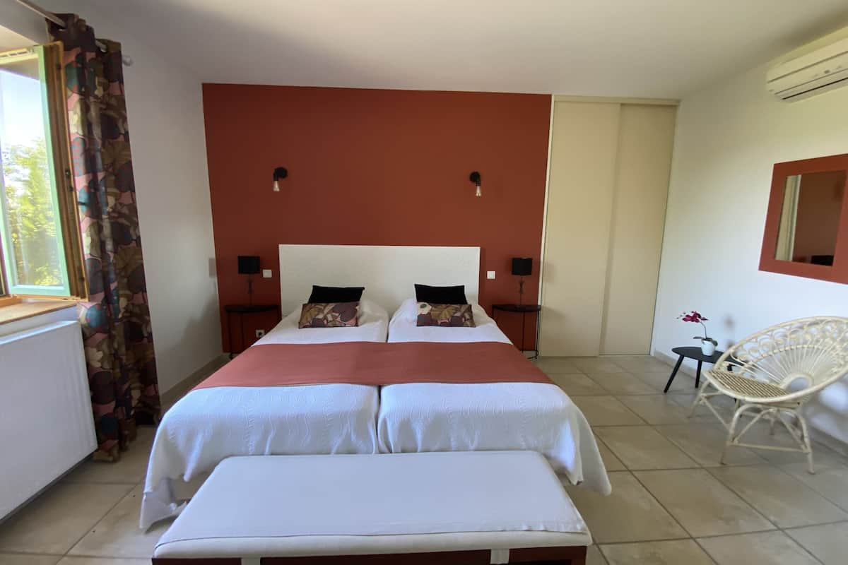 superior twin room | minibar, in-room safe, desk, soundproofing