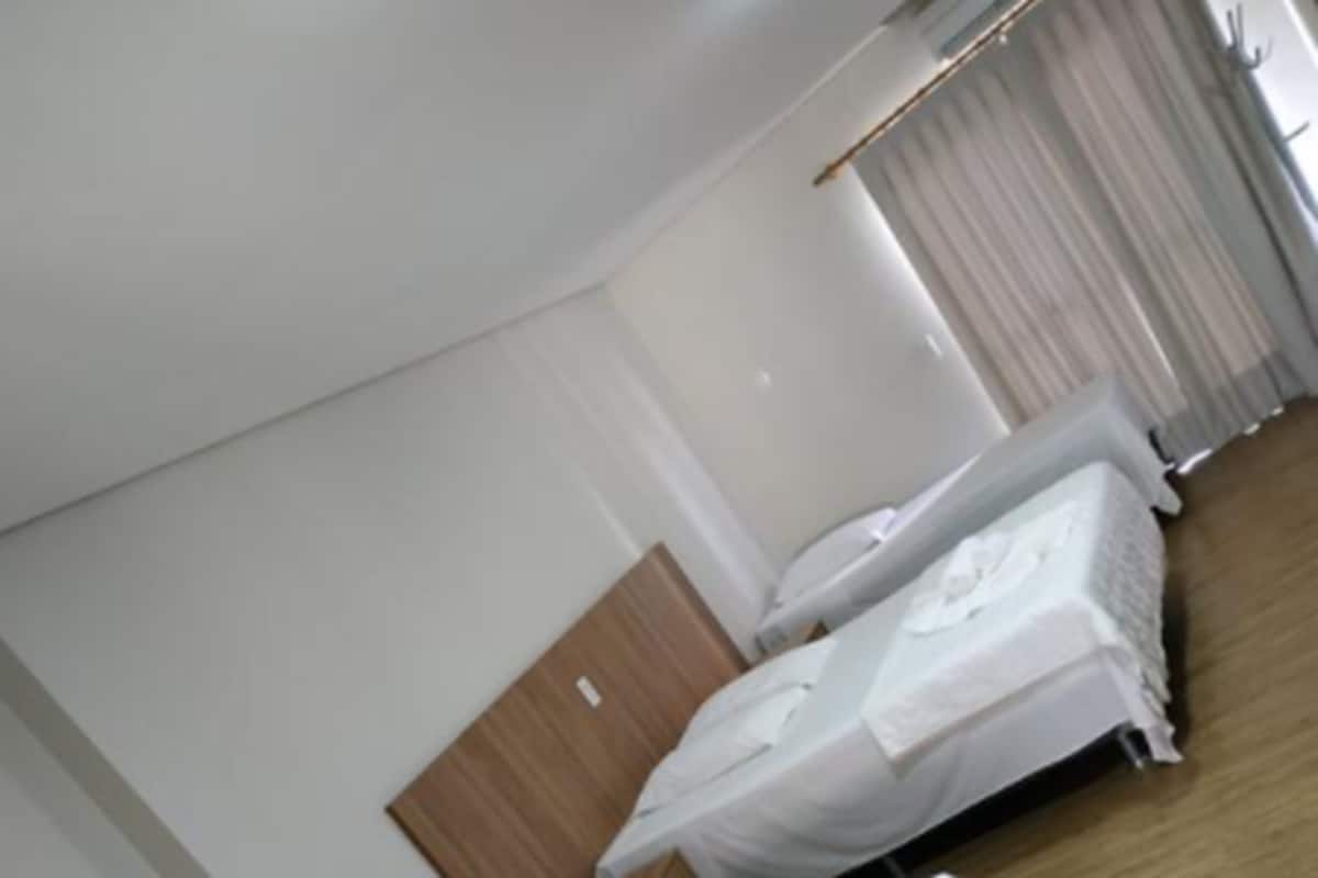 Ropa de cama de alta calidad, camas Tempur-Pedic y cortinas blackout