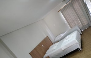 Literie de qualité supérieure, matelas Tempur-Pedic, rideaux occultants