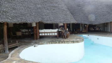 Hồ bơi ngoài trời