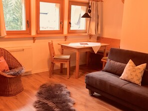 Deluxe Apartment, 1 King Bed | Living area