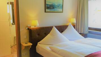 Habitación estándar doble | Edredones de plumas, caja fuerte, decoración individual y escritorio