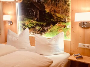 标准双人房 | 羽绒被、客房内保险箱、特色装修、办公桌