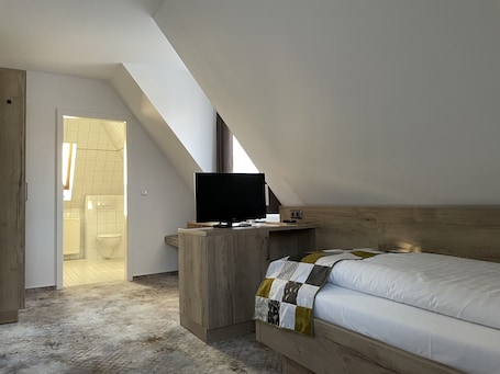 Escritorio, cortinas blackout y sistema de insonorización . Das Kleine Hotel Weimar