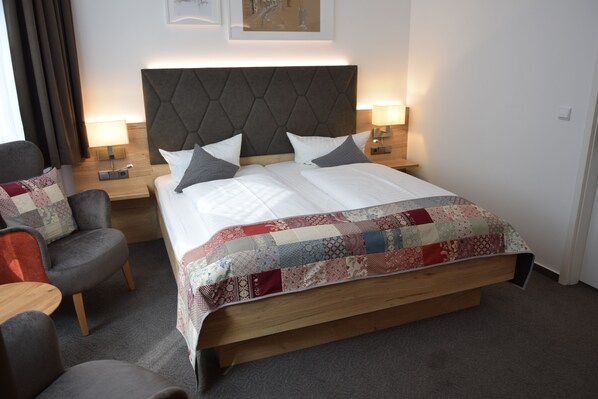 Escritorio, cortinas blackout y sistema de insonorización