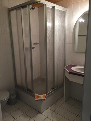 Buồng tắm vòi sen, đồ dùng nhà tắm miễn phí, máy sấy tóc, khăn tắm 