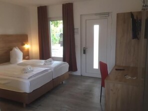 Hypo-allergenic bedding, down comforters, in-room safe - Hotel Bergschlösschen (Jueterbog)