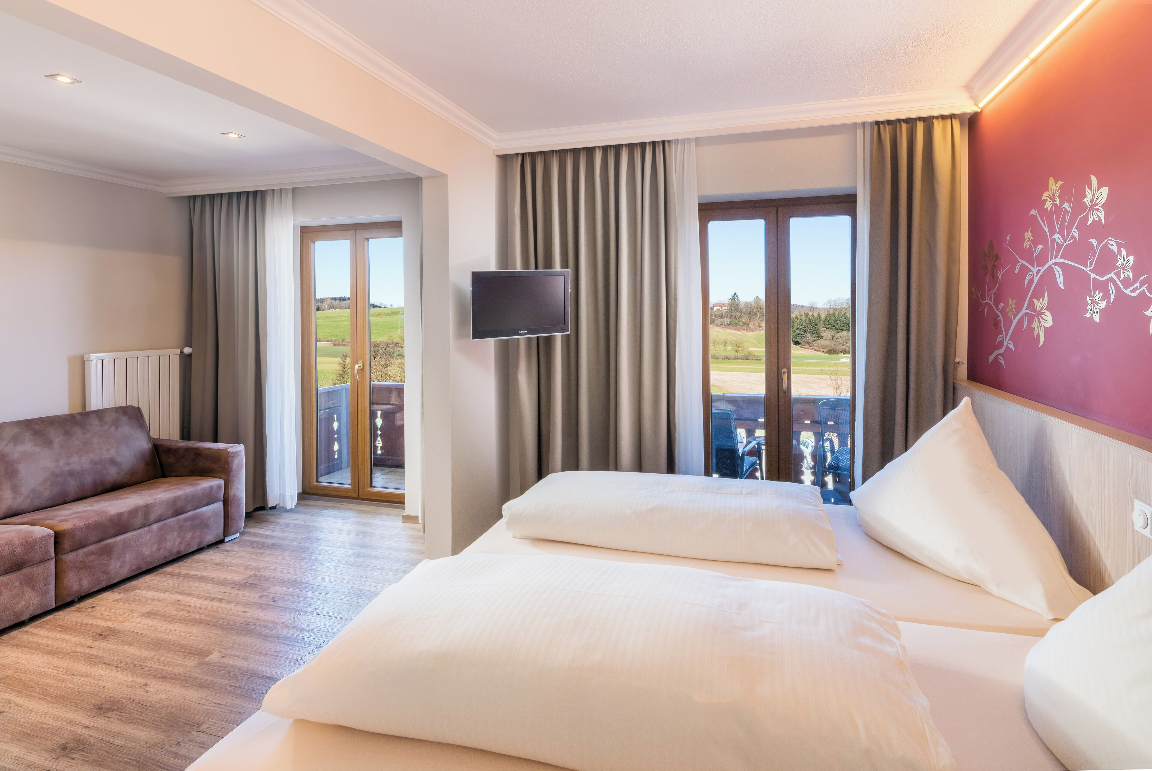 Luxe beddengoed, een bureau, verduisterende gordijnen