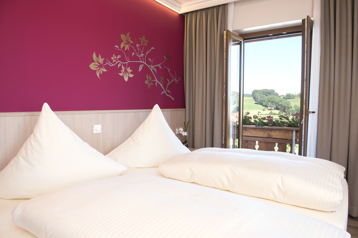 Premium bedding, desk, blackout drapes, soundproofing