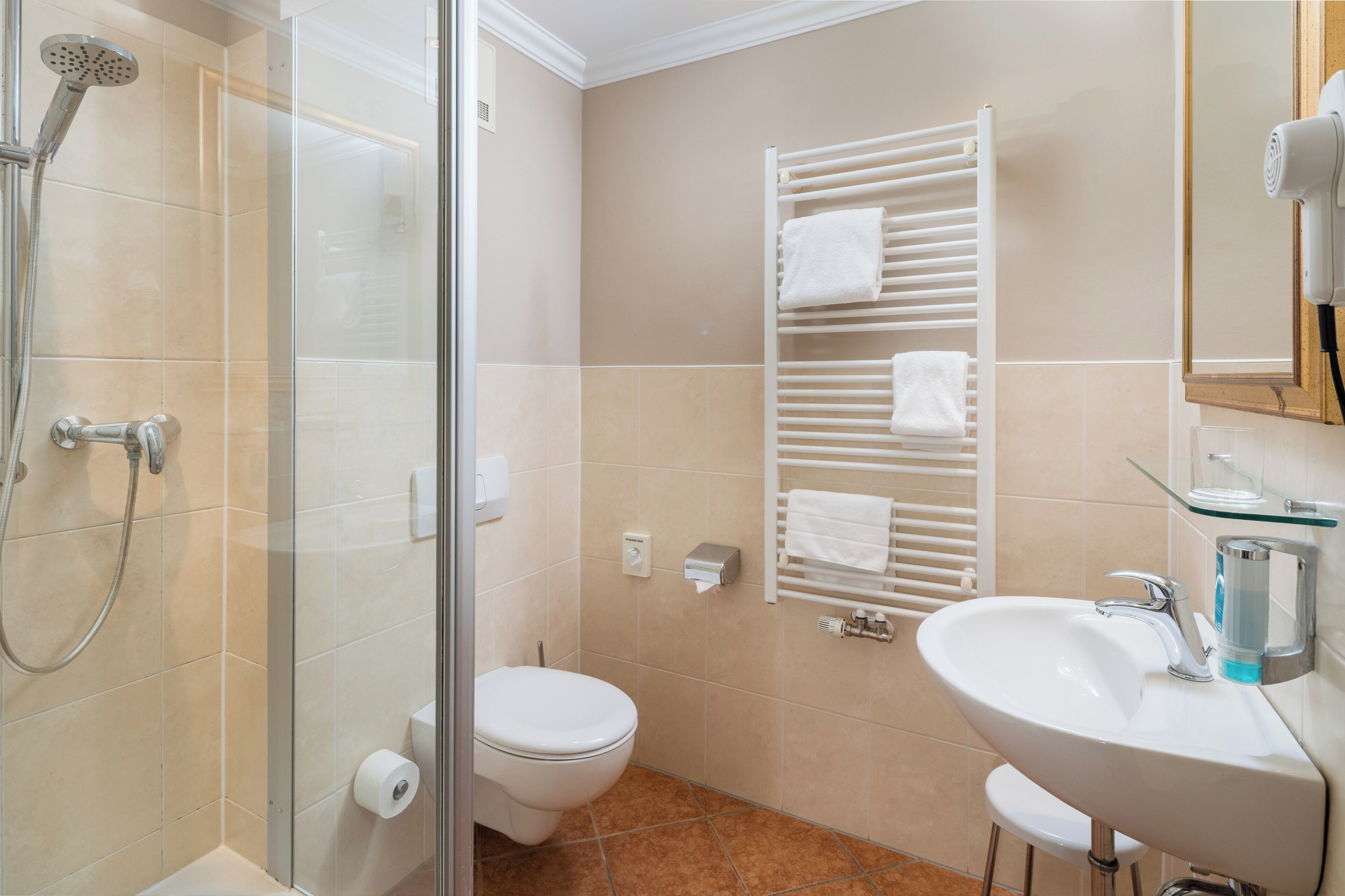 einzelzimmer-superior | bathroom | hair dryer, towels