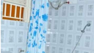 Regadera, regadera con hidromasaje, amenidades de baño gratuitas, batas