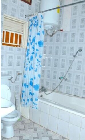 Shower, hydromassage showerhead, free toiletries, bathrobes - Sandton Hotel Kasese (Kasese)