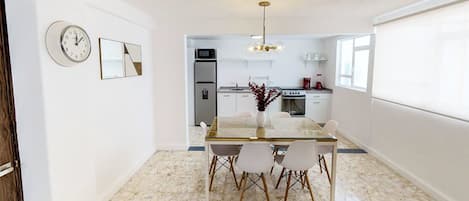 Căn hộ có thiết kế đặc sắc, 1 giường cỡ queen, hút thuốc | Khu phòng khách | TV