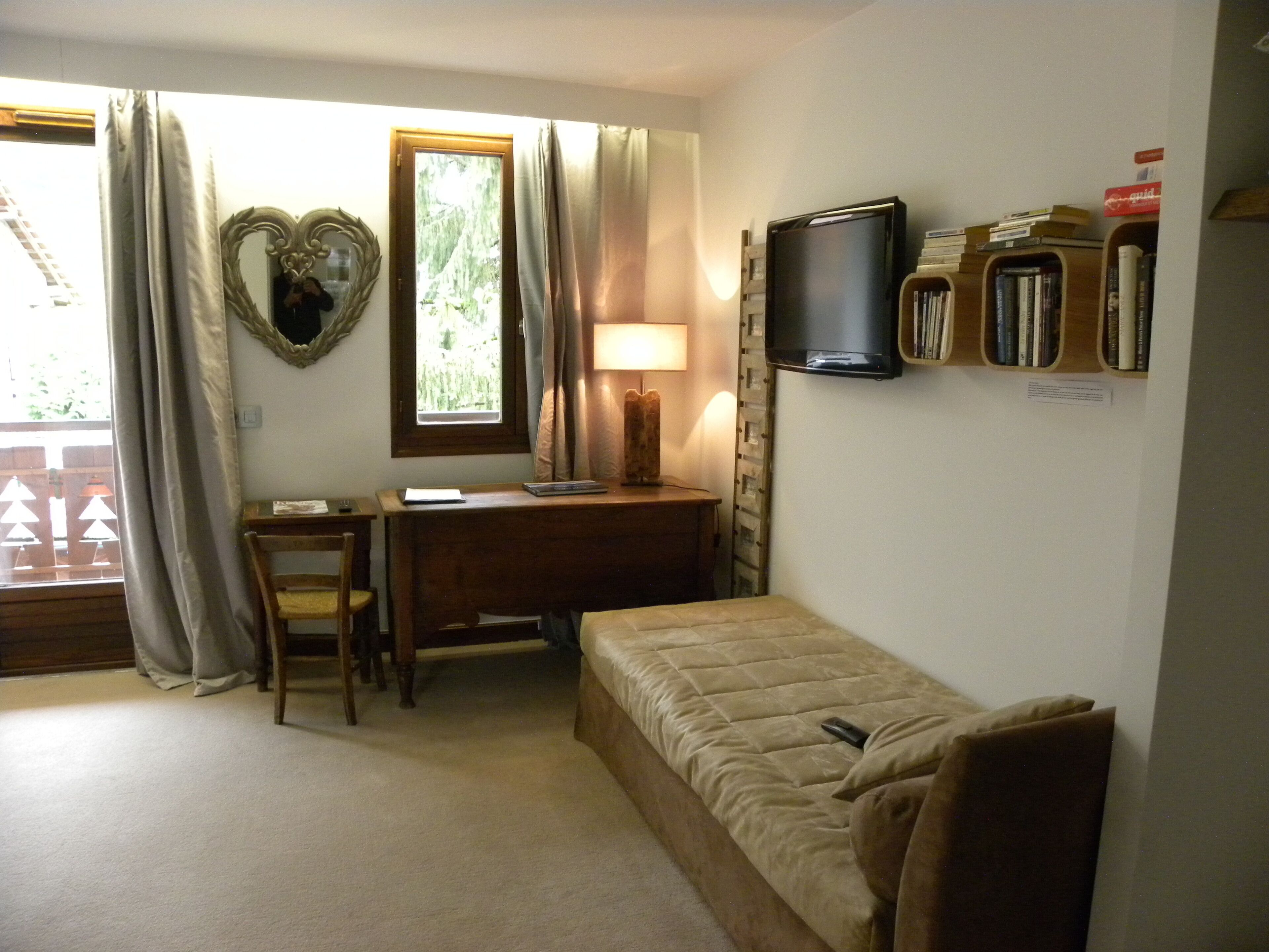 comfort ( 1-4 personnes) | in-room safe, individually decorated, individually furnished, desk