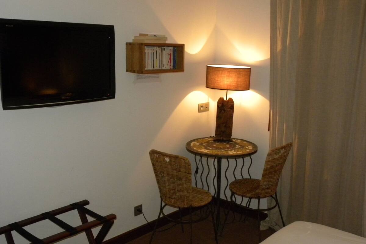 standard double room | in-room safe, individually decorated, individually furnished, desk