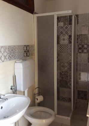 Shower, rainfall showerhead, free toiletries, hair dryer