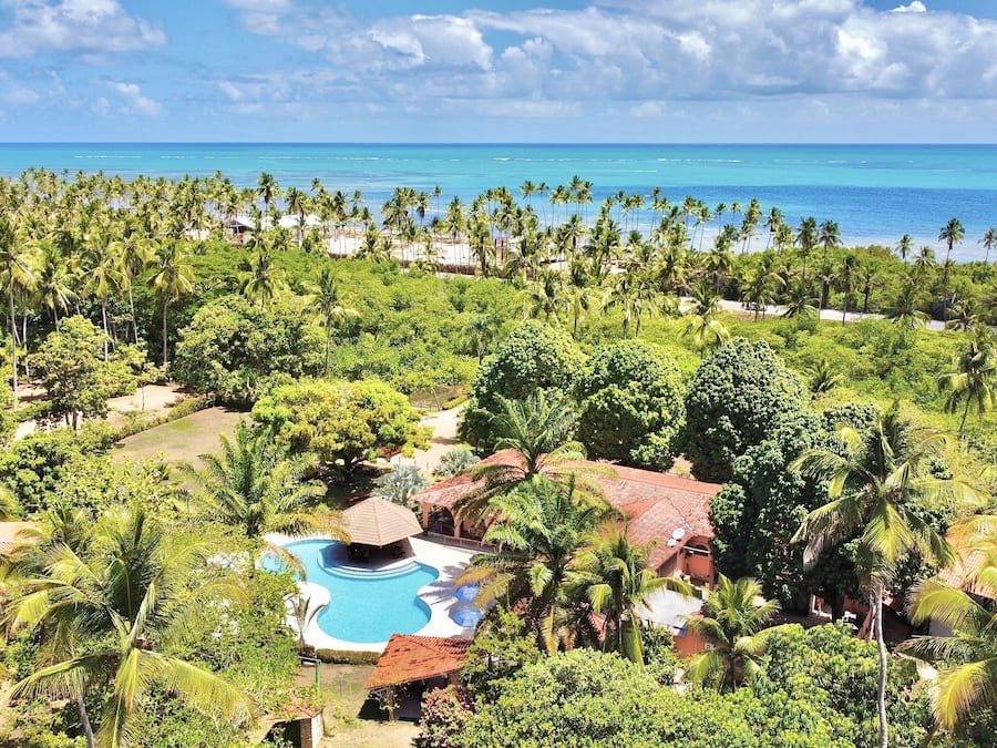 Piscina externa, guarda-sóis, espreguiçadeiras