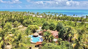 Een buitenzwembad, parasols bij het zwembad en ligstoelen