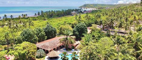 Een buitenzwembad, parasols bij het zwembad en ligstoelen