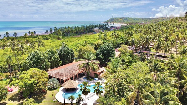 Een buitenzwembad, parasols bij het zwembad en ligstoelen