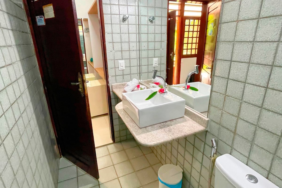 luxury room, lake view, ground floor (ouro) | bathroom | shower, rainfall showerhead, hair dryer, towels