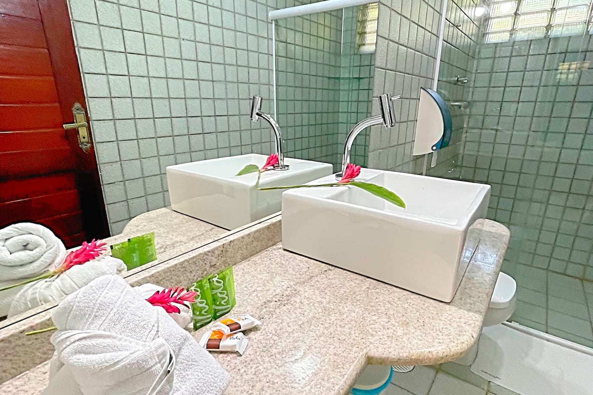 luxury room, lake view, ground floor (ouro) | bathroom | shower, rainfall showerhead, hair dryer, towels