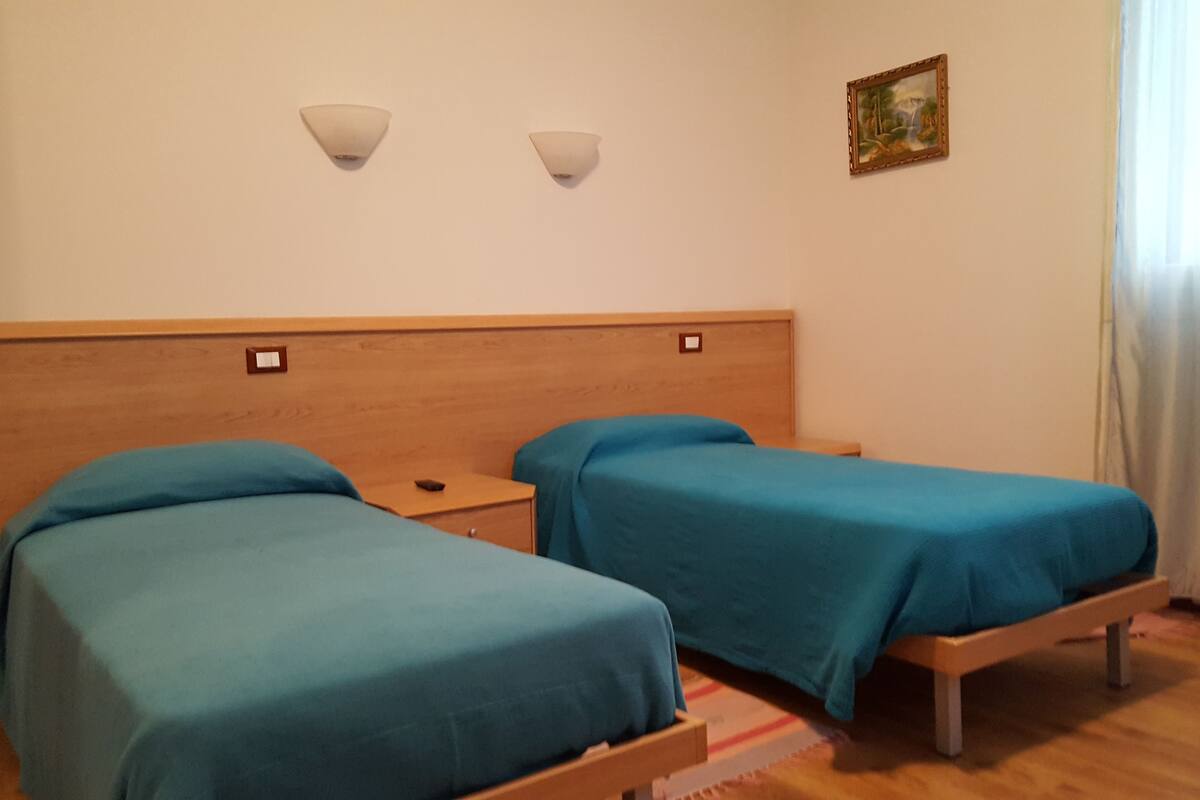 Standard-Zweibettzimmer, 2 Einzelbetten | 1 Schlafzimmer, Schreibtisch, kostenlose Babybetten, kostenloses WLAN